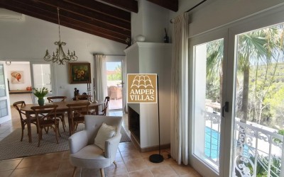 Villa exclusive, offrant privacité et cadre naturel.